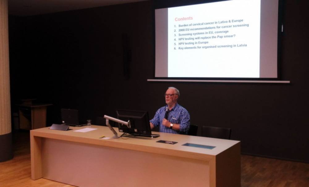 Rīgā pēc Latvijas Kolposkopijas biedrības uzaicinājuma viesojās vadošais Eiropas Savienības eksperts dzemdes kakla vēža skrīninga jautājumos profesors Marks Arbīns